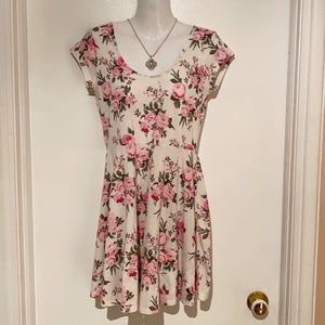 💟 Sale 2/$15 💟 Floral Fit & Flare Dress!!!
